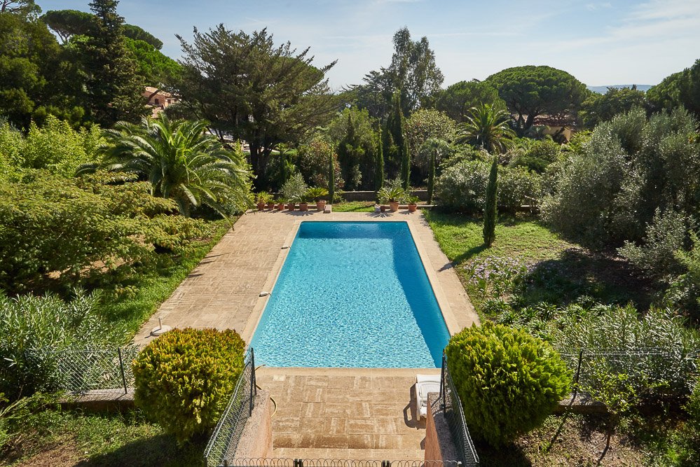 Swimmingpool und Garten der Villa Bambous in Sainte Maxime an der Cote d'Azur in Südfrankreich