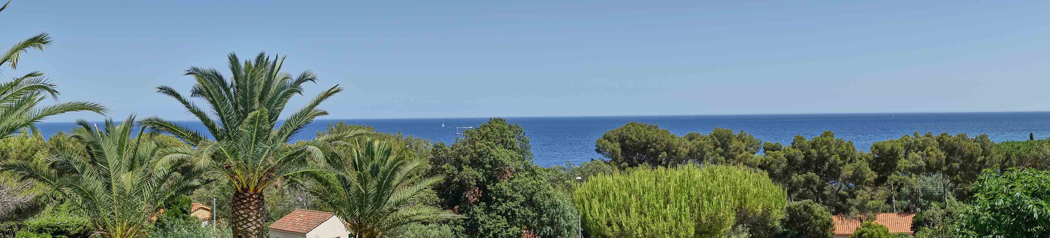 Der tolle Blick von der Terrasse der Villa Aurelia auf den Golf von Frejus an der Cote d'Azur in Südfrankreich