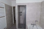 Cap138-Heizung, Dusche und Badewanne im unteren Bad