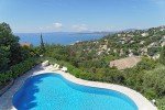 Cap-Blick vom Balkon über den Pool nach Süden auf den Golf von St Tropez an der Cote d Azur