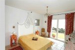 Villa Ligurienne Ferienhaus in Les Issambres Côte d’Azur Südfrankreich-Schlafzimmer 1 mit Blick auf Garten und Meer