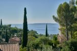 Sie sehen das Mittelmeer am Golf von St. Tropez von der oberen Terrasse des Hauses Lorelyn an der Cote d Azur in Südfrankreich
