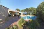 Garten, Pool und Meerblick der Villa Olivades in Sainte Maxime an der Cote d'Azur in Südfrankreich