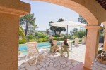 Überdachte und offene Terrasse, Pool und Meerblick des Hauses Varoise in Les Issambres an der Cote d Azur