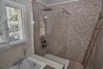 Ferienhaus Triton G an der Cote d'Azur in Südfrankreich, Badezimmer mit zwei Waschbecken, Badewanne und Dusche